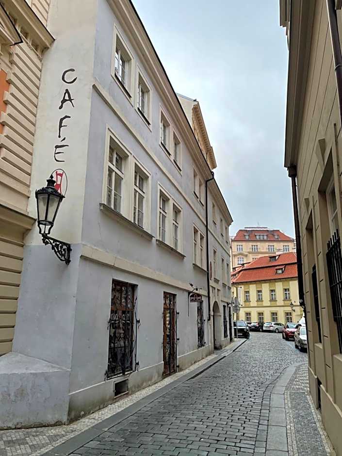 U Cervene zidle - Red Chair Hotel