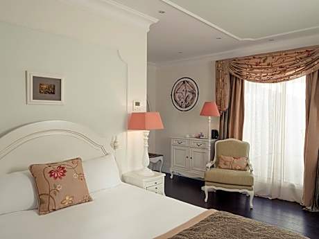 Classic Room on the town side with 1 double bed