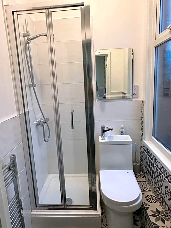 Lovely Town house Room 3