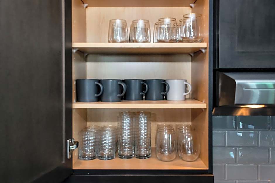 Amazing Luxe Home, AC, HUGE Yard, FirePit, Pet Friendly, Sleeps 10!