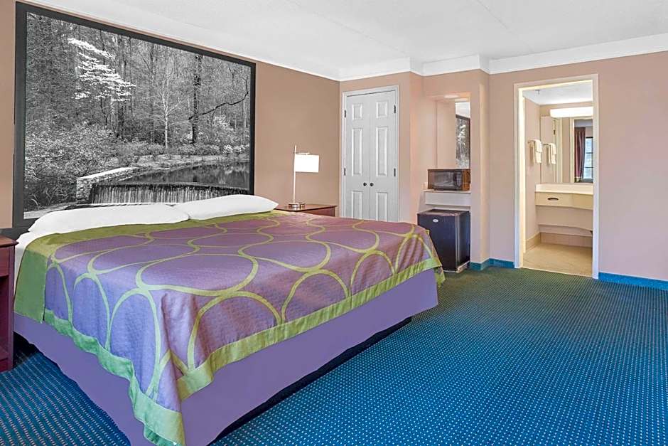 Super 8 by Wyndham Austell/Six Flags