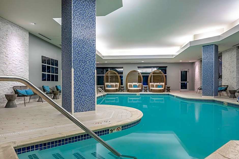 Renaissance by Marriott Boston Patriot Place Hotel