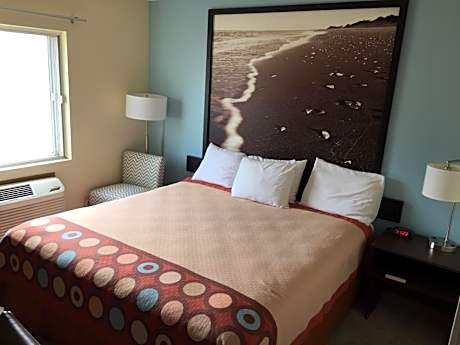 King Room with Roll-In Shower - Mobility/Hearing Accessible - Non-Smoking