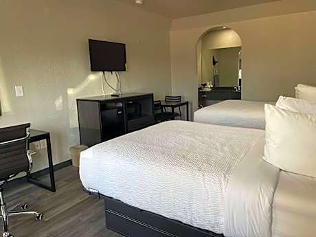 Queen Room with Two Queen Beds and Roll-in Shower - Mobility/Hearing Accessible - Non-Smoking