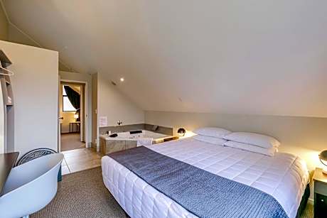 Premier Two-Bedroom Lakeview Apartment with Spa Bath