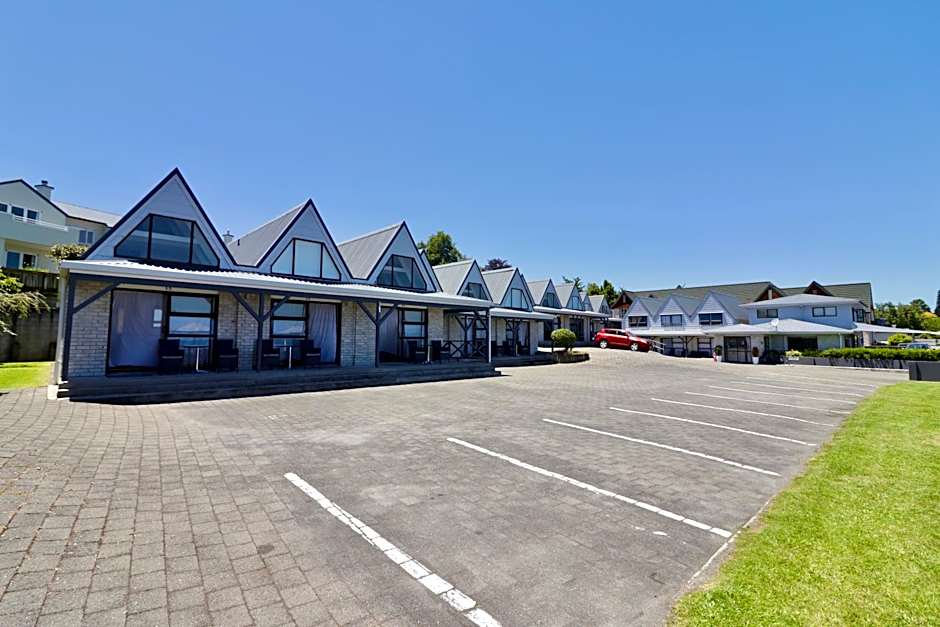 Gables Lakefront Motel