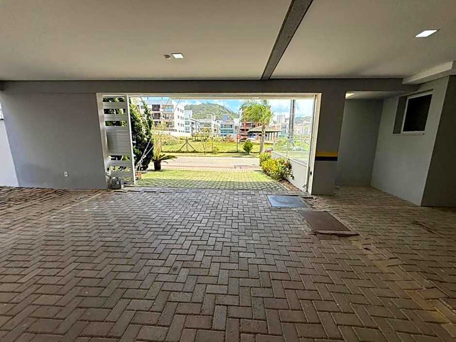 Cód 175 - Apartamento com 2 suítes 400m da Praia de Palmas