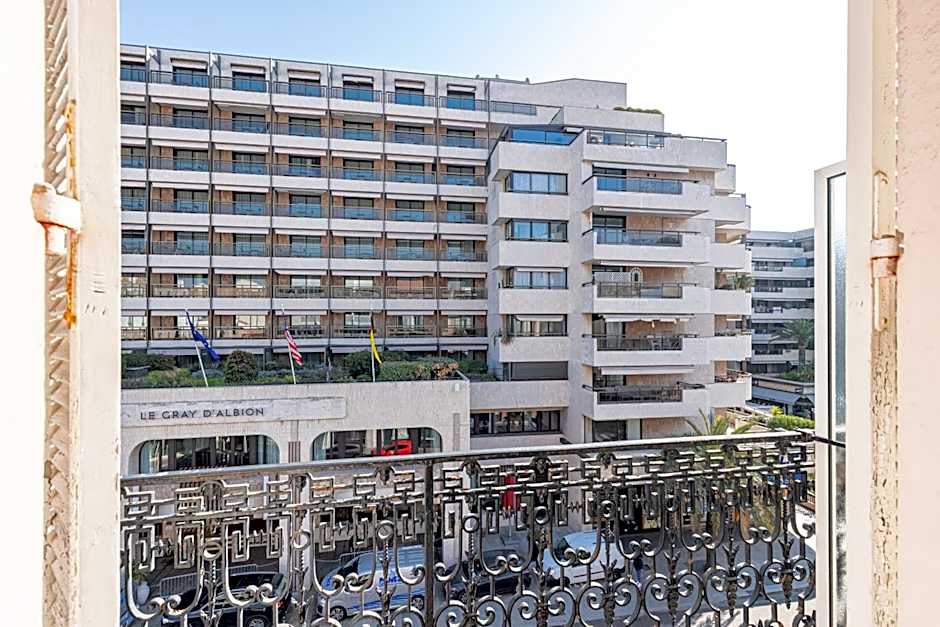 Modern Waikiki Hotel