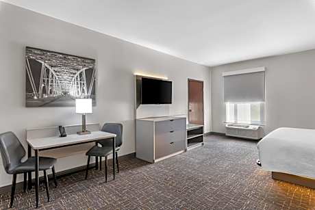 Accessible King Suite with Roll-In Shower and Sofabed