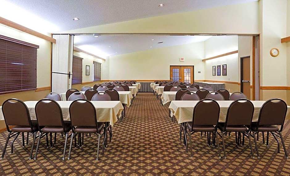 AmericInn by Wyndham Fergus Falls - Conference Center