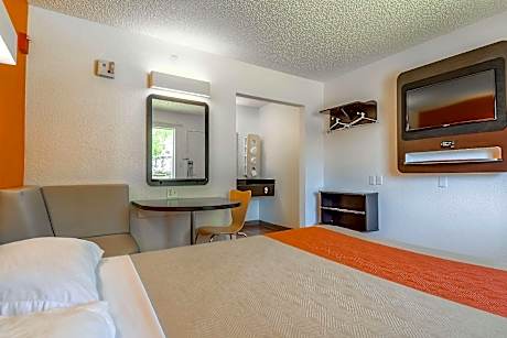 1 Queen Bed | Mini Fridge