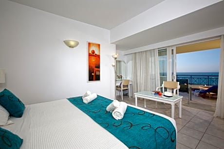 Superior Double Room with Sea View (2 Adults+1 Child)