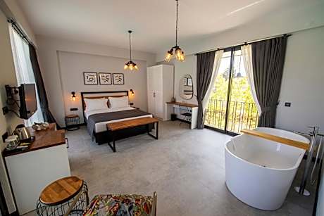 Queen Room with Spa Bath