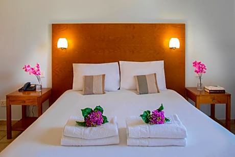 One-Bedroom Suite with Side Sea View