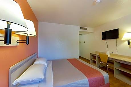 Queen Room - Disability Access - Non-Smoking