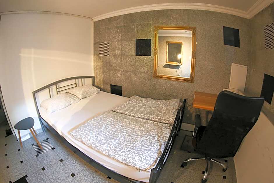 Hostel 24