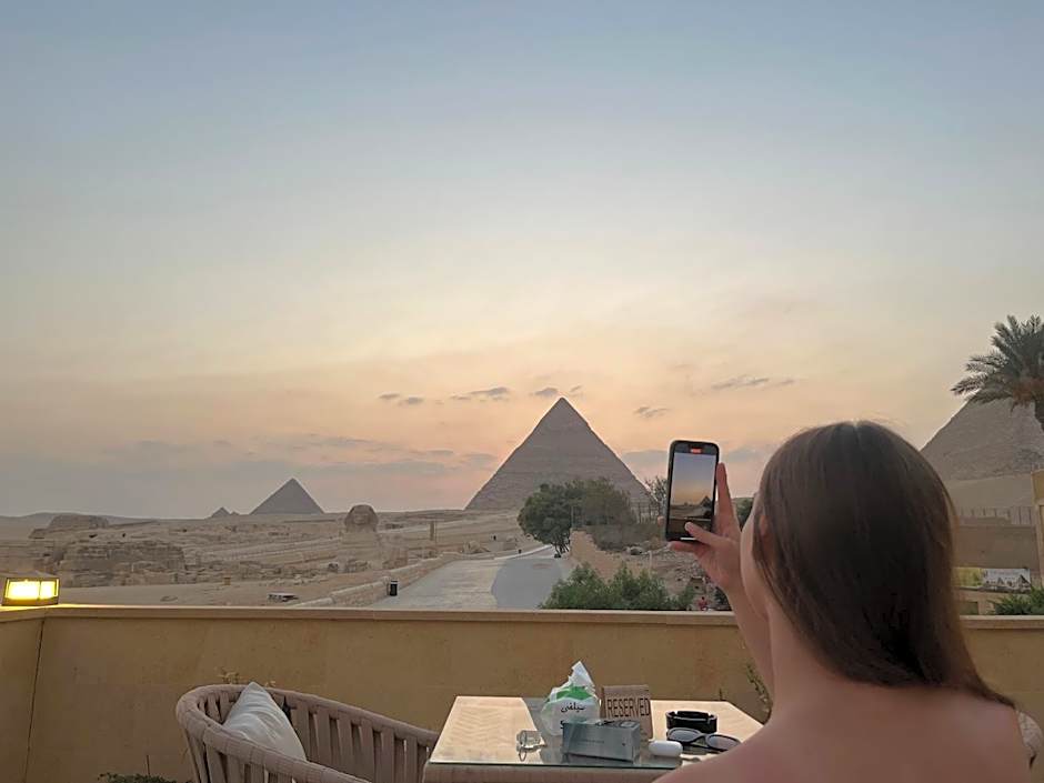 The Gate Hotel Front Pyramids & Sphinx View