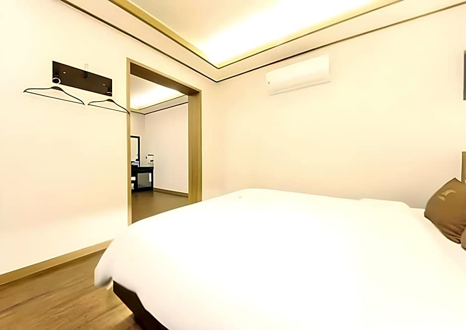 H  Hotel