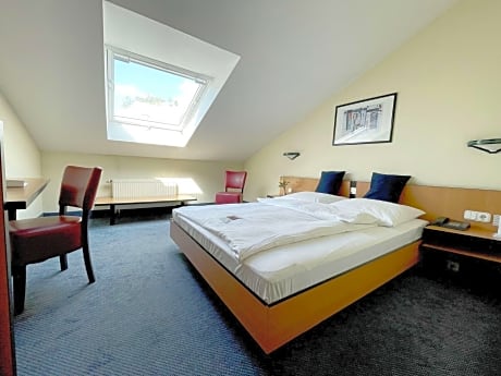 Standard Room with Queen Bed