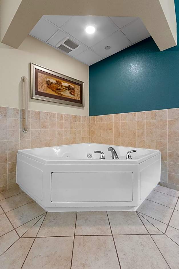 AmericInn by Wyndham Green Bay East