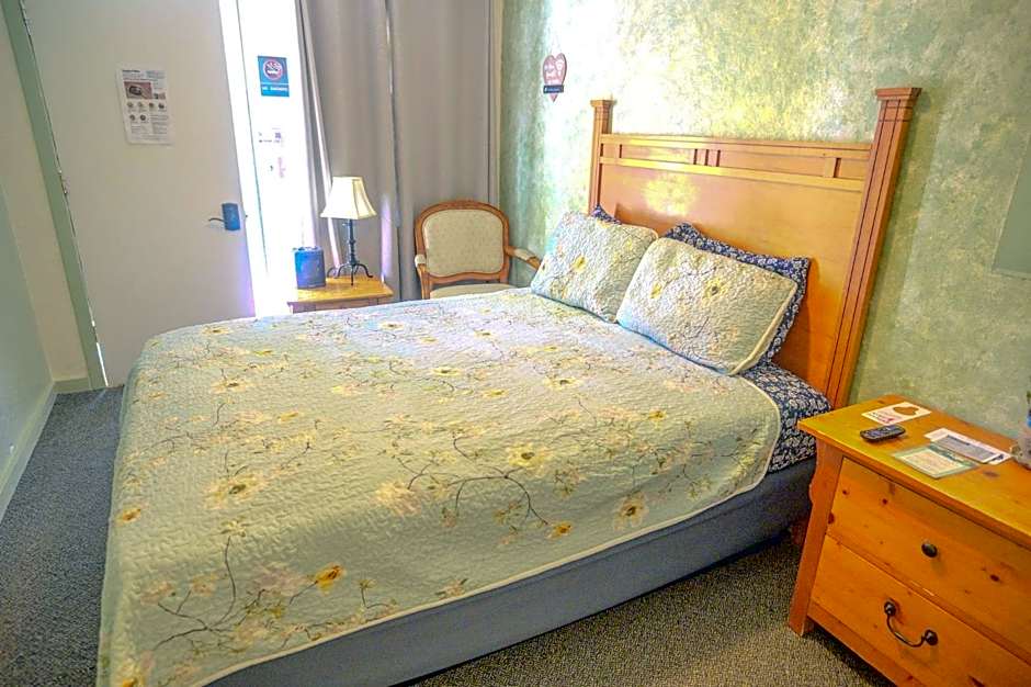 Genas's Sierra Inn & Restaurant