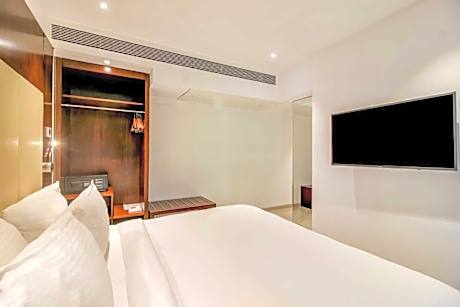 One Bedroom Residence with Jacuzzi, Wine Bottle, 15% off on Food and Soft Beverages, and Late check-out until 2 PM