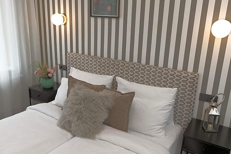 Happy Inn Rooms & Suites