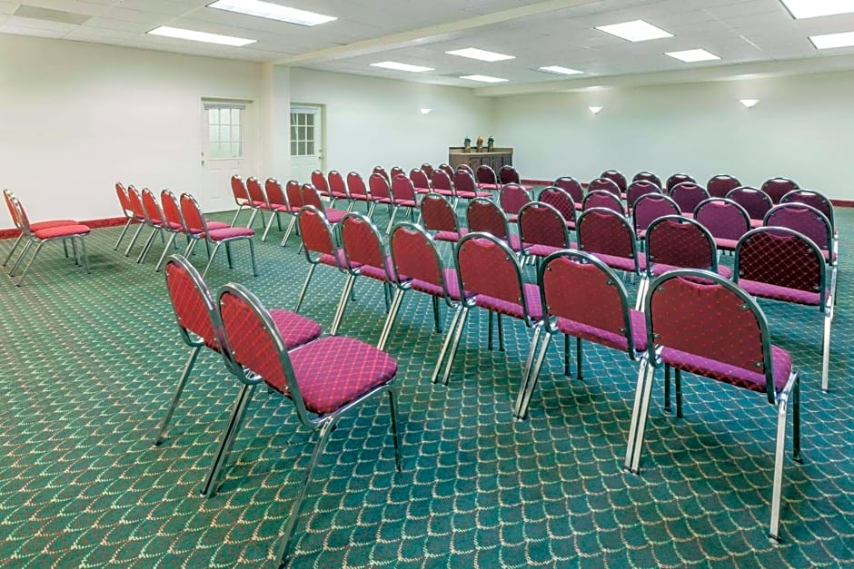 Days Inn & Suites by Wyndham Pasadena