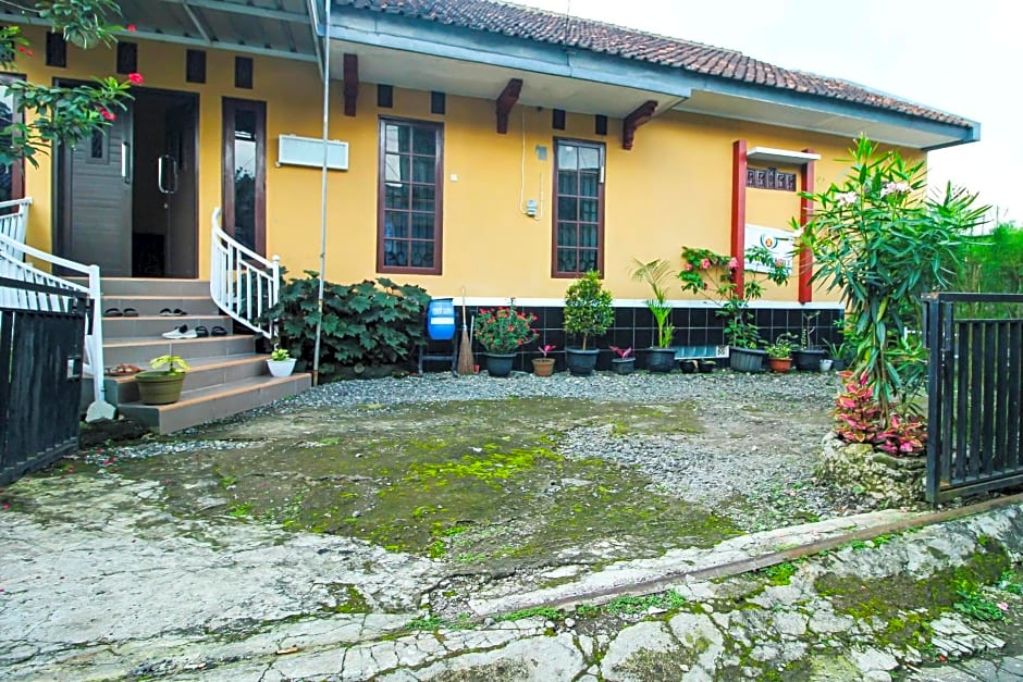 OYO HOMES 91242 Desa Wisata Cibuntu Kuningan Syariah