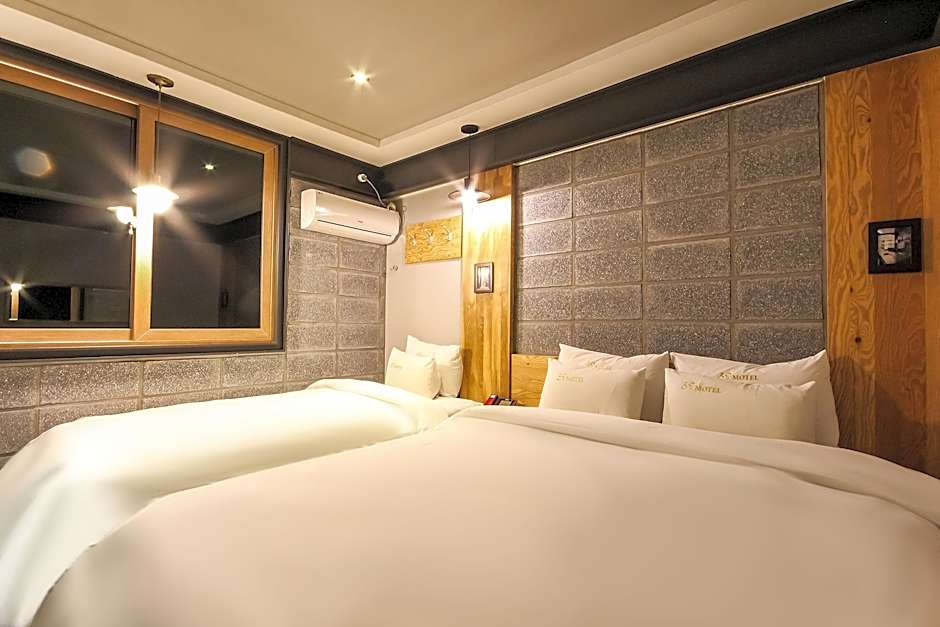 Photo 1 of 6 of 1 Double Bed and 1 Twin Bed, Terrace