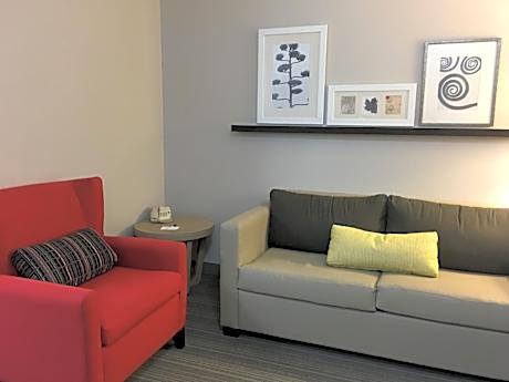 One-Bedroom King Suite Hearing Accessible - Non-Smoking