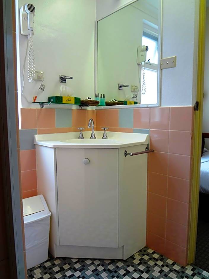 Three Explorers Motel