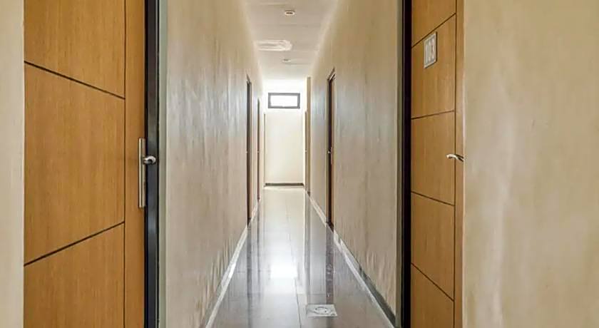 RedDoorz Syariah near Airlangga University Campus B