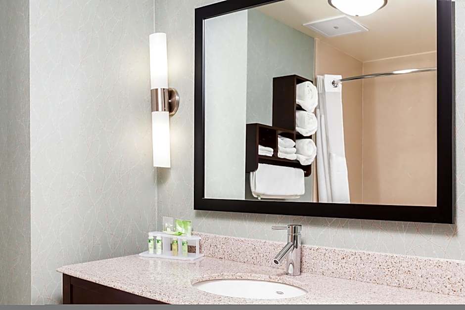 Holiday Inn Express & Suites Eureka By IHG