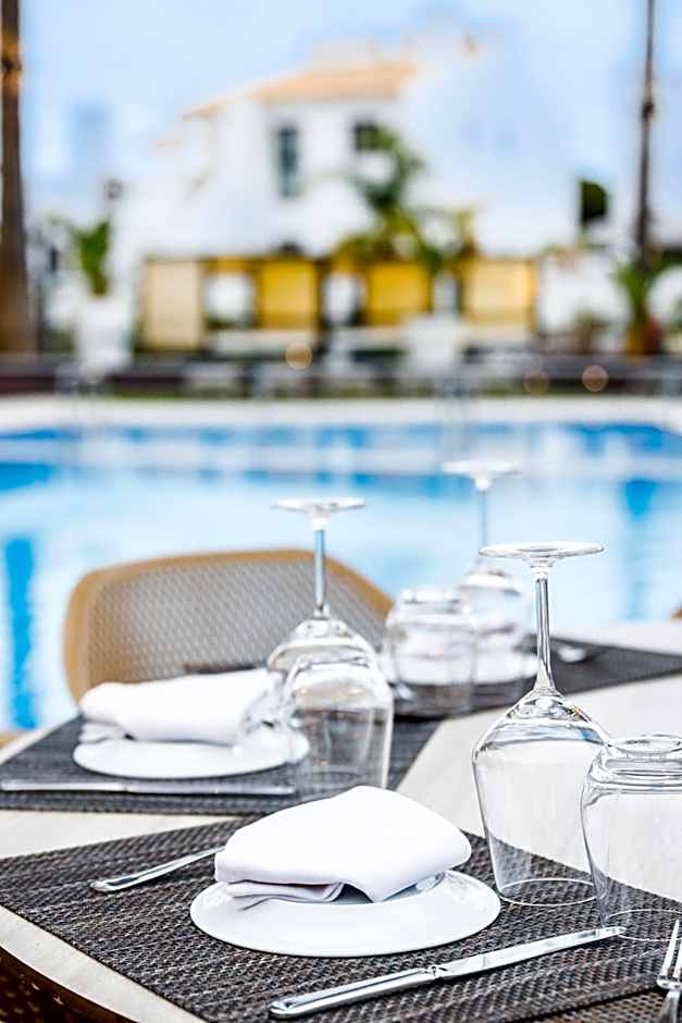 Apartamentos Honorio - Pool and Garden