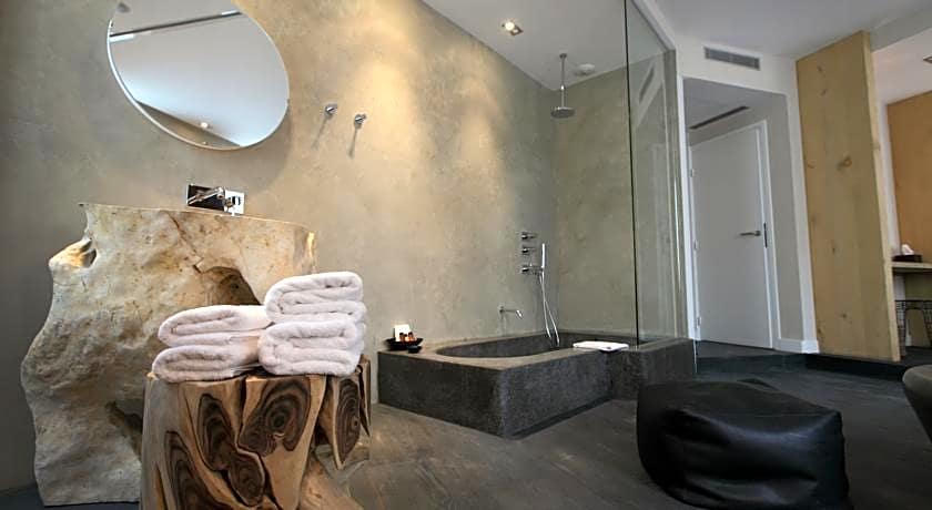 Hidden Hotel By Elegancia