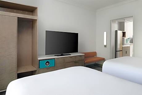 Suite with Two Double Beds and Lake View