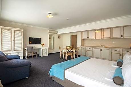 Studio (2 Adults + 2 Children)