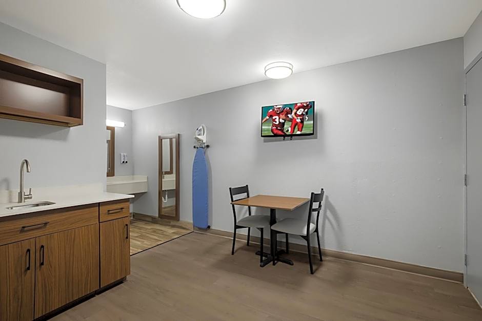 HomeTowne Studios by Red Roof Orange, TX