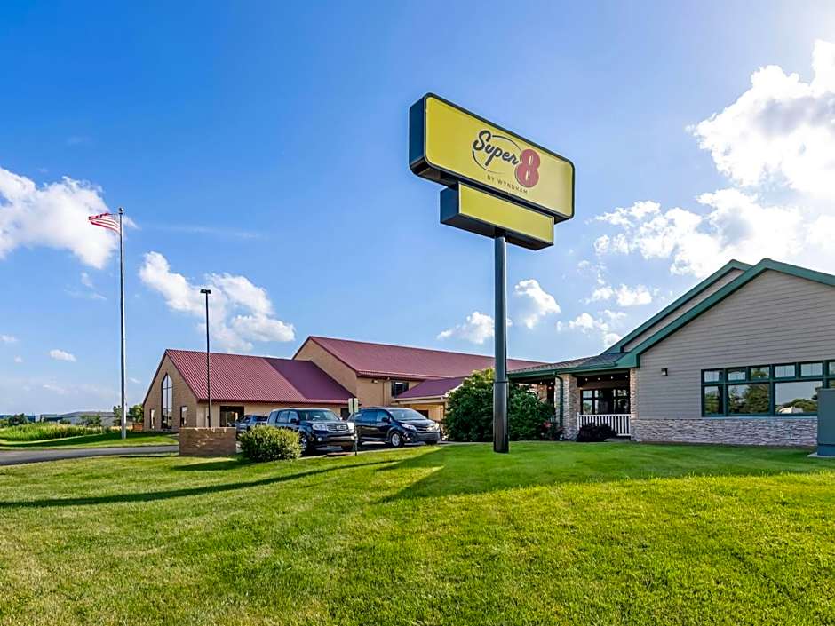 Super 8 by Wyndham Sturtevant Racine