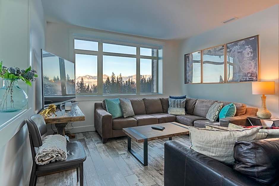 Fully Renovated Ski-in/out Loft with Private Hot Tub!