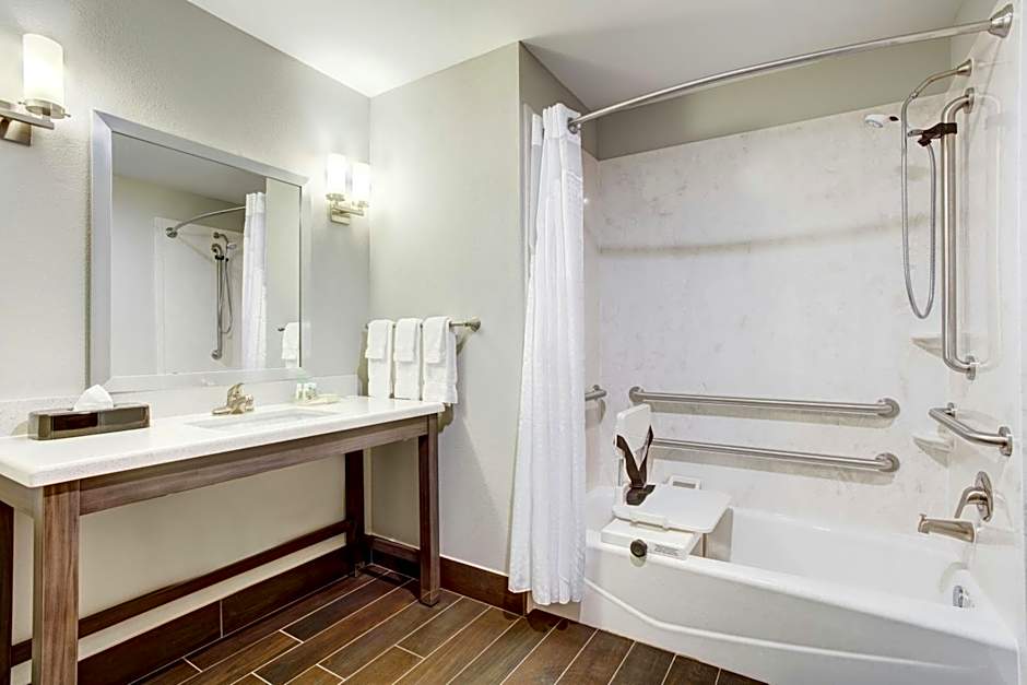 Holiday Inn & Suites Lafayette North by IHG