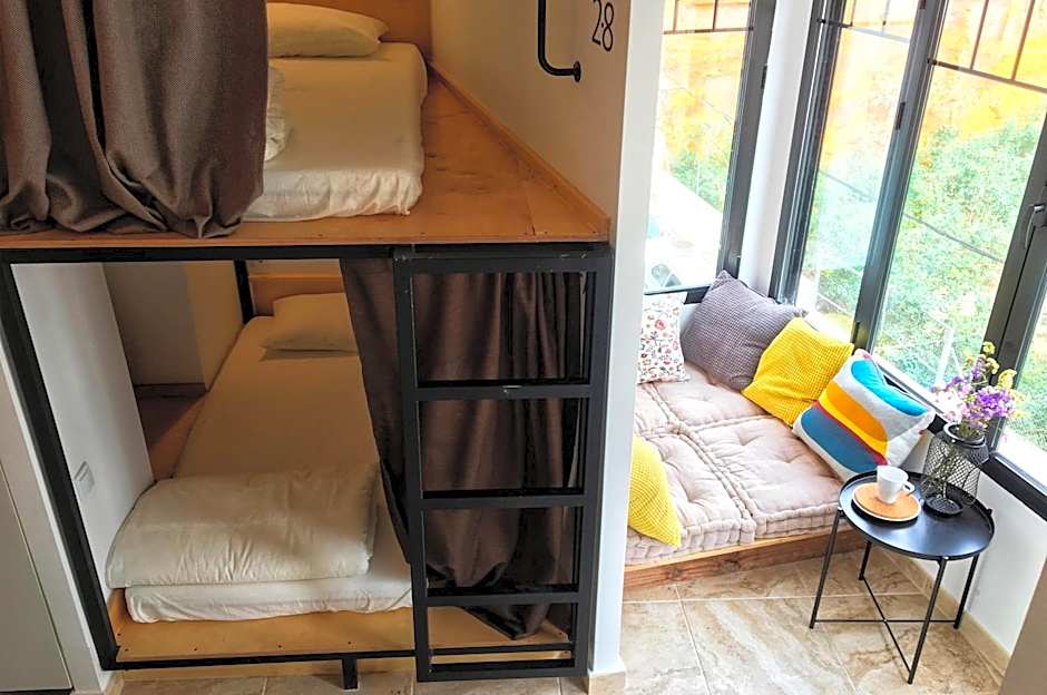 Hostel Numero Trece - Private Capsule Deds - Albergue Juvenil - FREE towels, coffee & tea, remote check-in