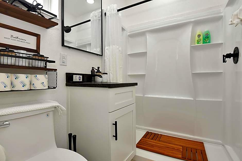 Studio Suite Queen Bed Kitchen Walk In Shower #5