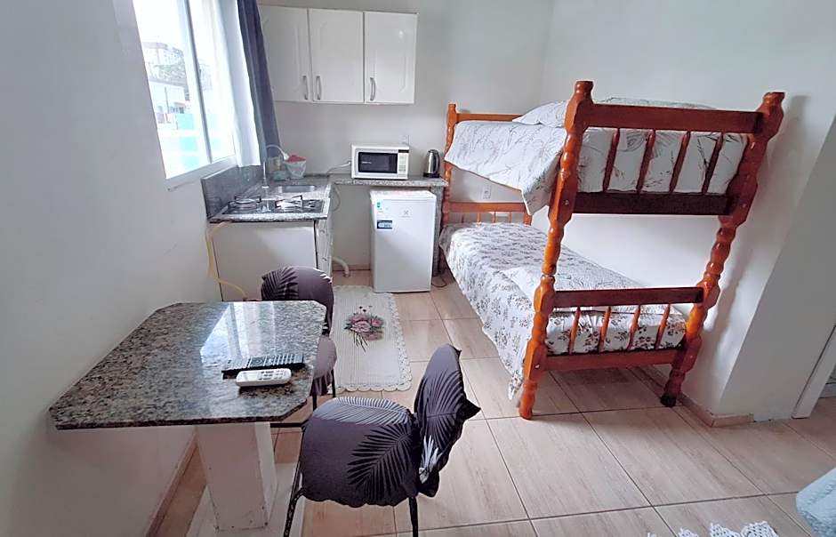 KITNET S1 em TORRES-RS - Na mais bela praia Gaúcha - Cozinha - Banheiro - Ar condicionado - TV e Wi-Fi - Estacionamento - Anfitriã Superhost no BnB