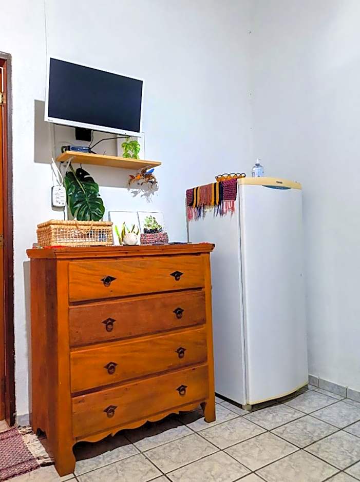 Suíte Pé na Areia- Espaço Independente na Praia do Curral com localização privilegiada - simplicidade e comodidade com o pôr do sol mais lindo de Ilhabela - melhor custo benefício para até 4 pessoas , na Av José Pacheco do Nascimento nº 7682