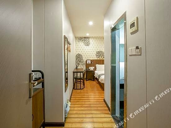 Zhiying Star Travel Collection Hotel (Zhujiang New Town Wuyangyu Subway Station)