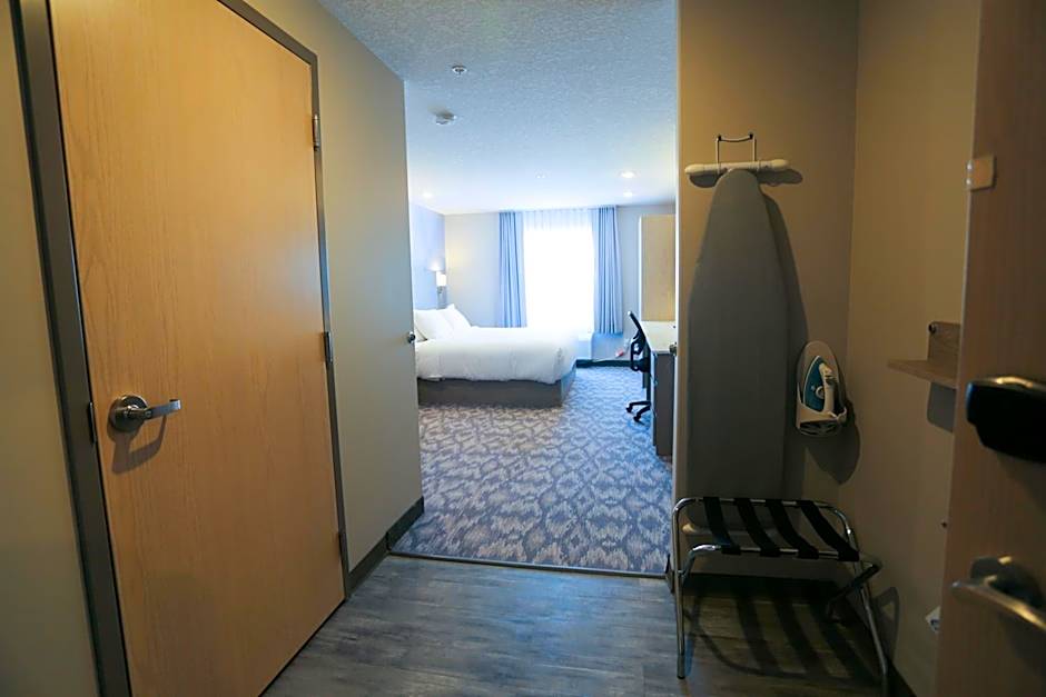 Days Inn by Wyndham Calgary North Balzac