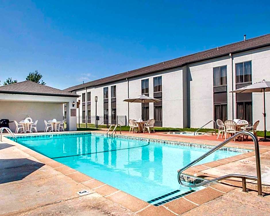 Greenstay Inn & Suites Court View