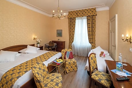 Triple (max. 3 pax) with limited lateral view